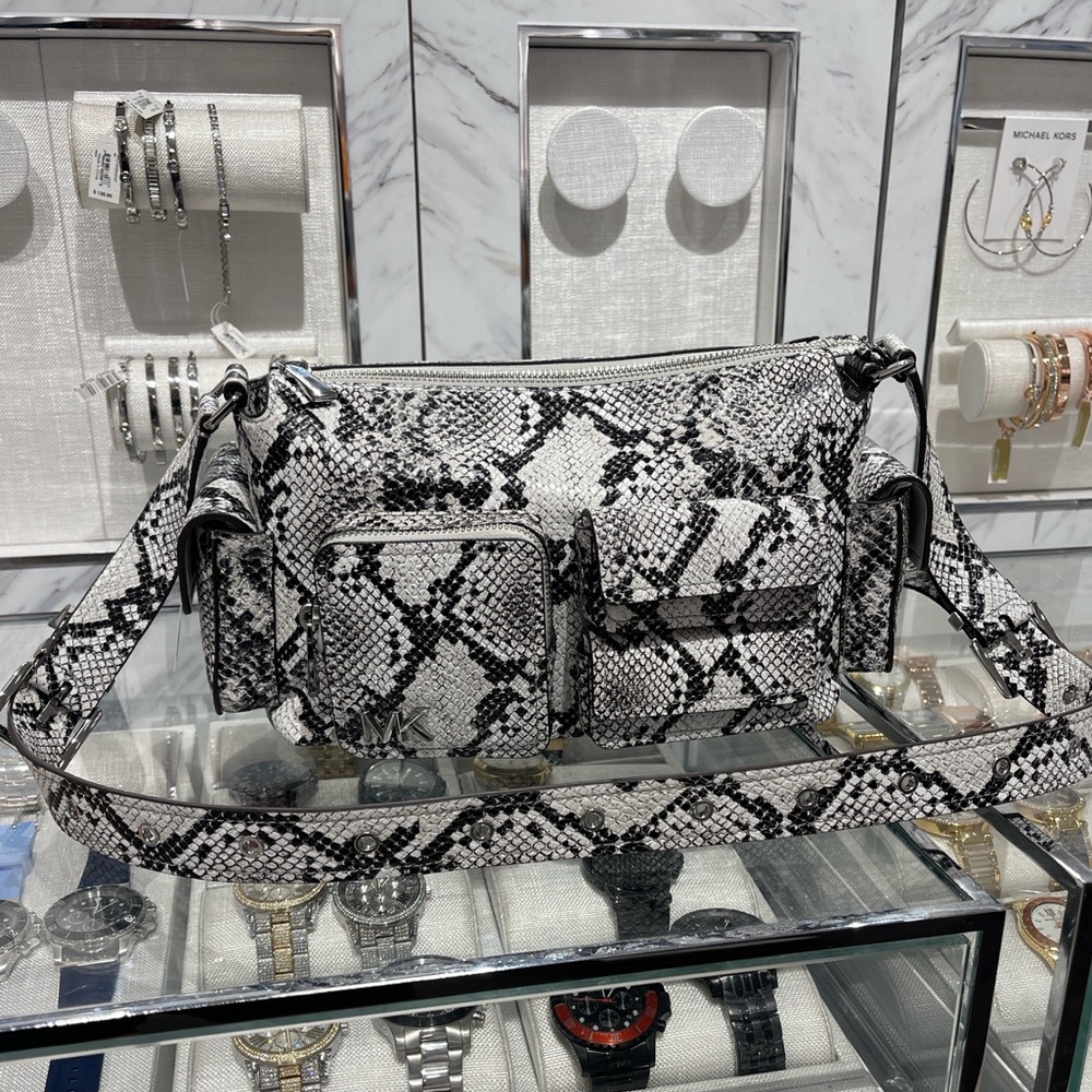 MICHAEL KORS Dakota Md Snake Embossed Leather Pocket Shoulder Bag
ALUMINUM
NWT - Picture 16 of 16